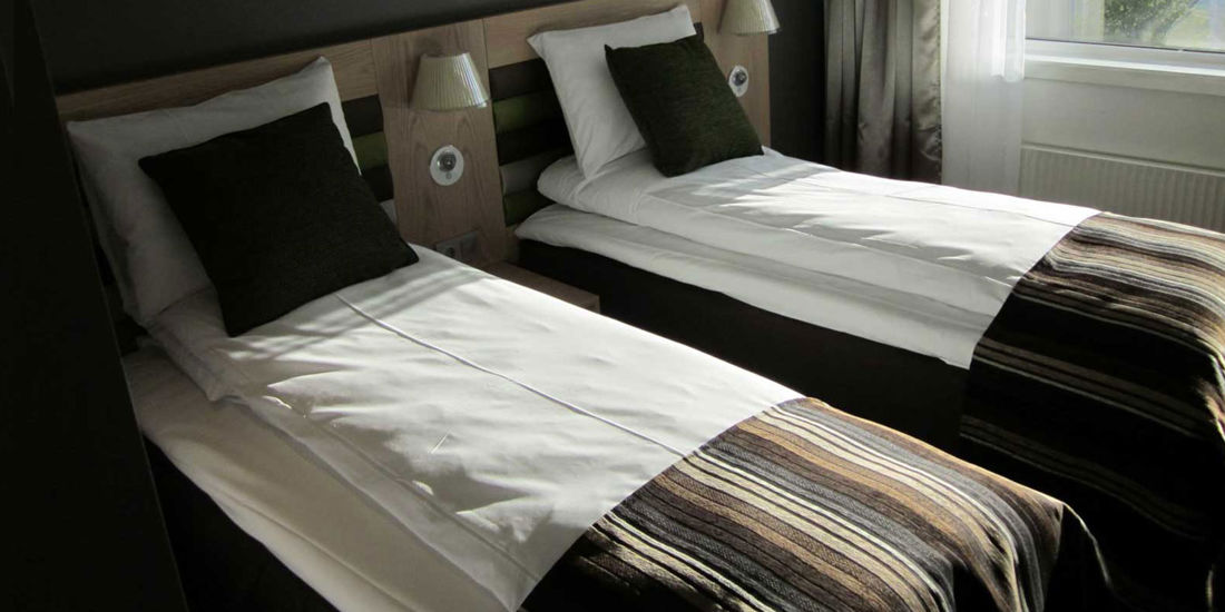 Seng i twinrom på Thon Hotel Hammerfest