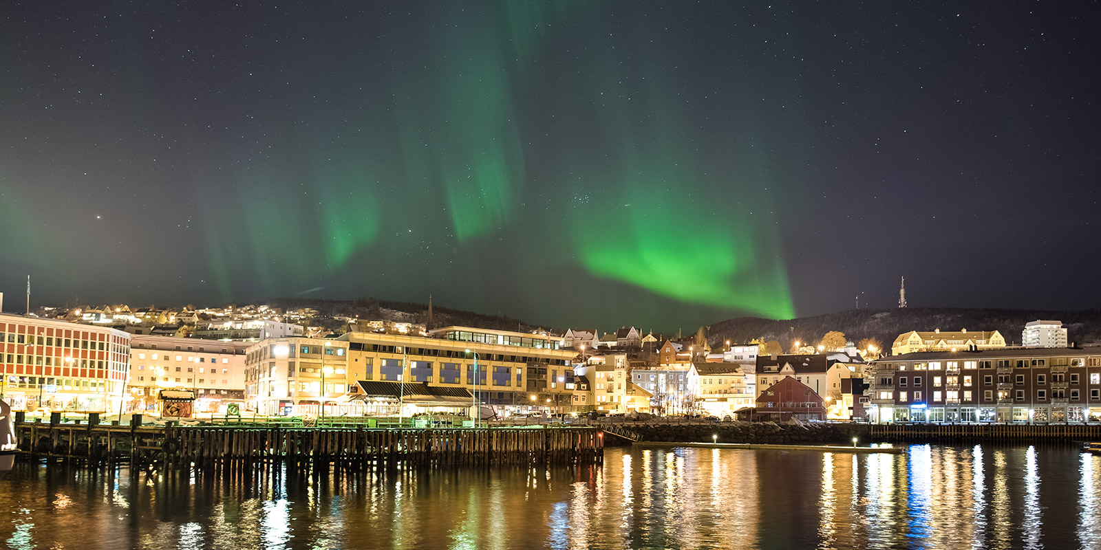 Nordlys lyser opp himmelen over Harstad