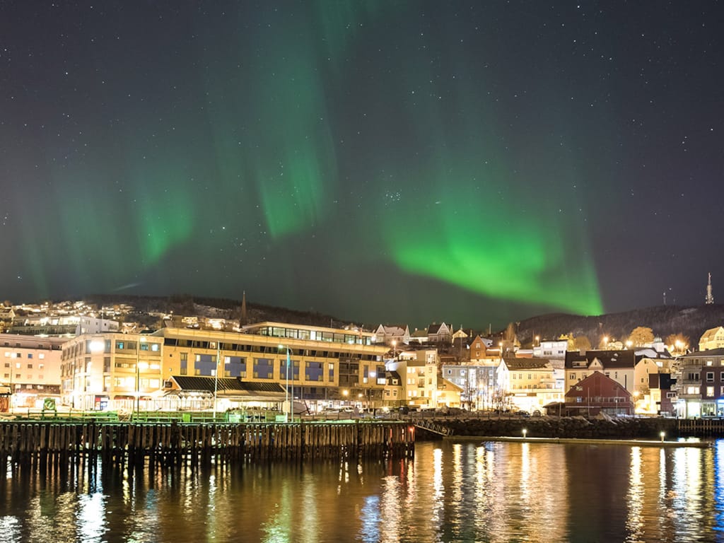 Nordlys lyser opp himmelen over Harstad