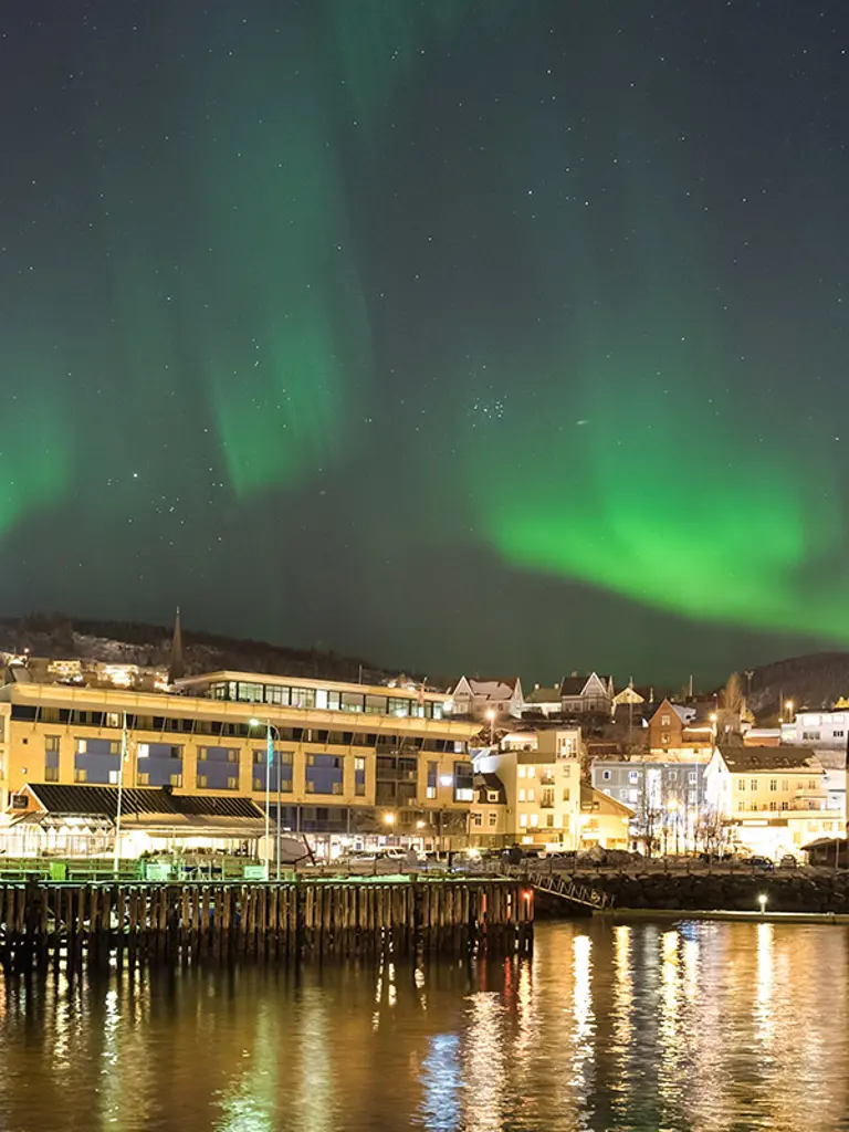 Nordlys lyser opp himmelen over Harstad