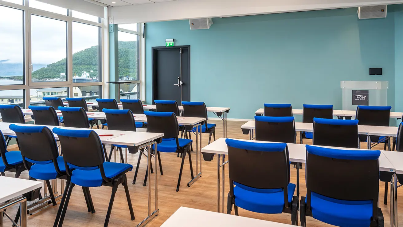 Klasseromoppsett i konferanselsal Vågsfjord
