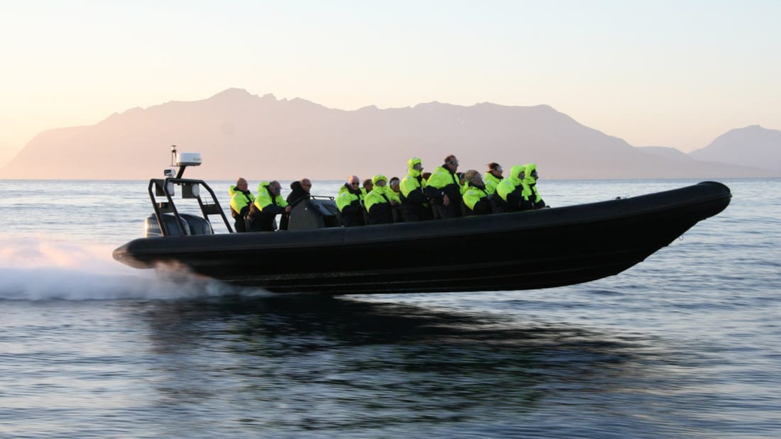 Ribbåt med mennesker som kjører på vannet i Harstad
