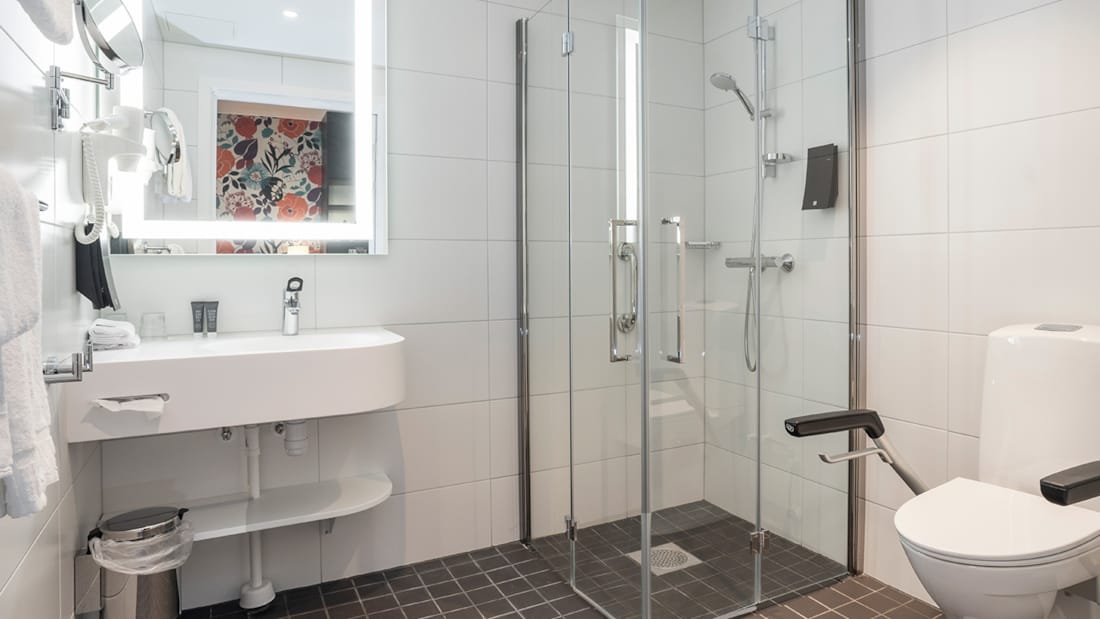 Vask, dusj og toalett tilpasset bevegelseshemmede i standardrom på Thon Hotel Harstad