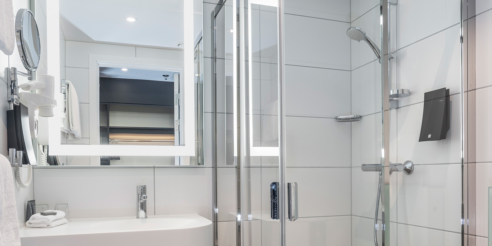 Vask og dusj p&#xE5; bad i standardrom p&#xE5; Thon Hotel Harstad