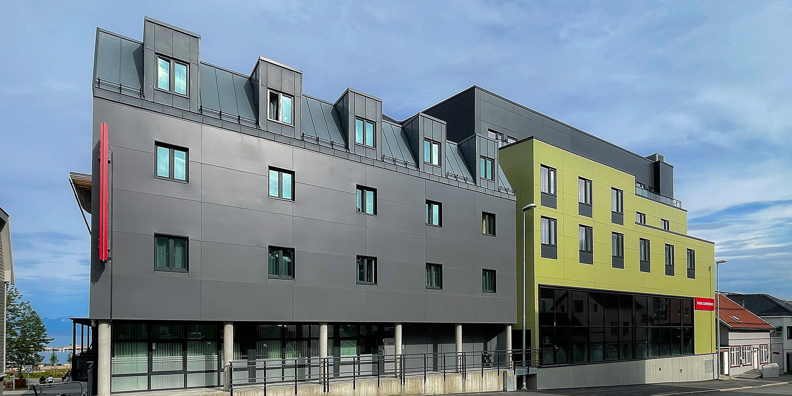 Fasaden til Thon Hotel Harstad med blå himmel i bakgrunn