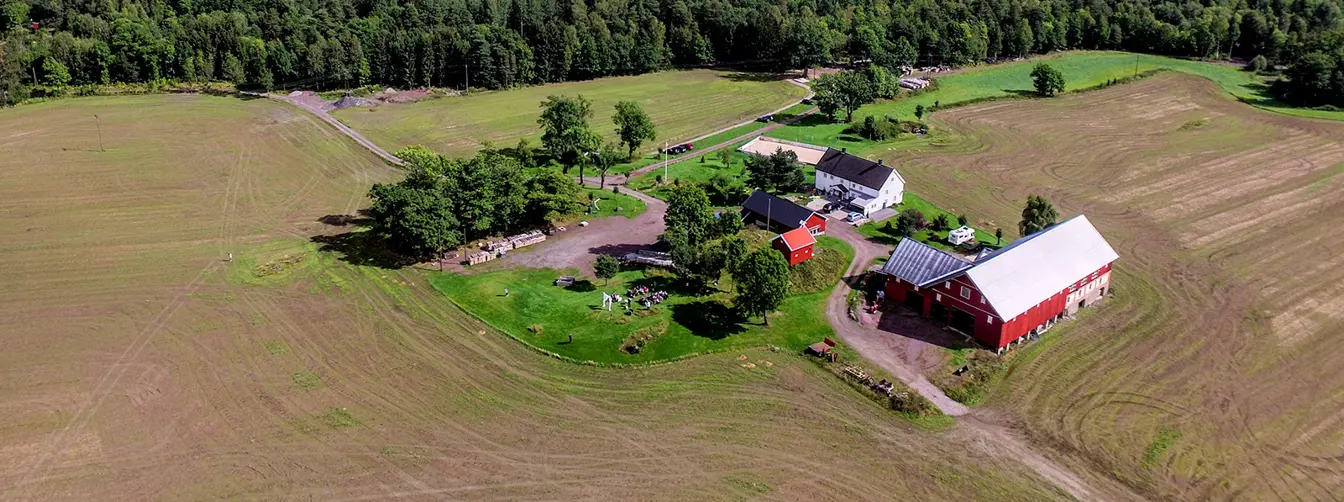 Oversiktsbilde over Tufte Gård hvor det tilbys morsomme teambuilding-oppgaver, foredrag, middager og mer.