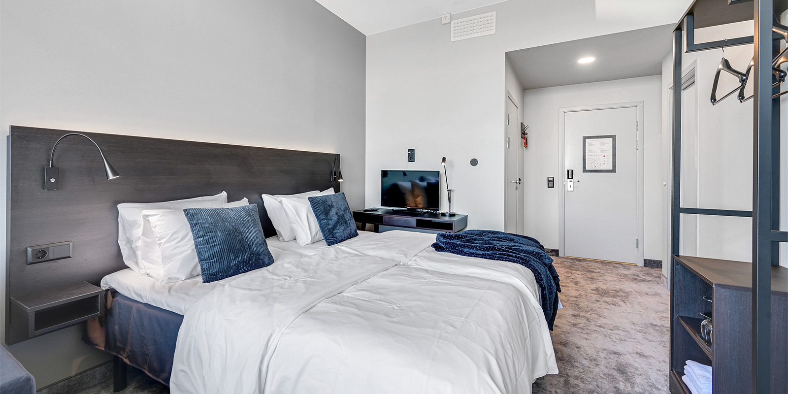 Seng i standard familierom på Hotel Horten