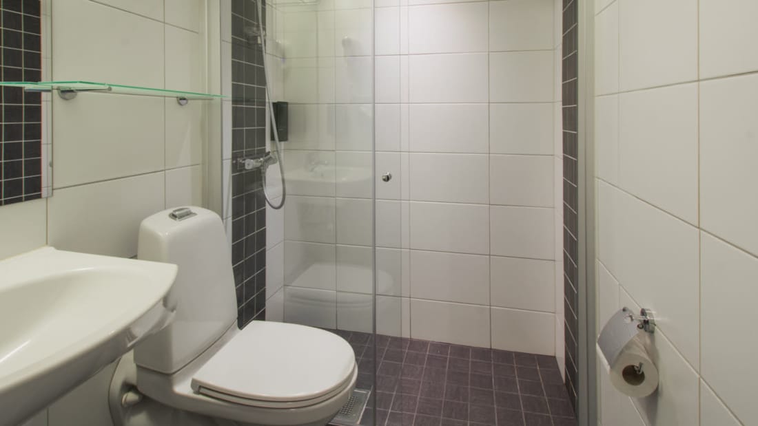 Bad med dusj, toalett og vask på dobbeltrom og twinrom på Hotel Horten