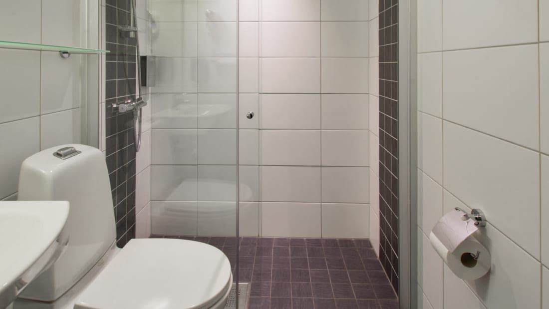 Bad med dusj, toalett og vask på dobbeltrom og twinrom på Hotel Horten
