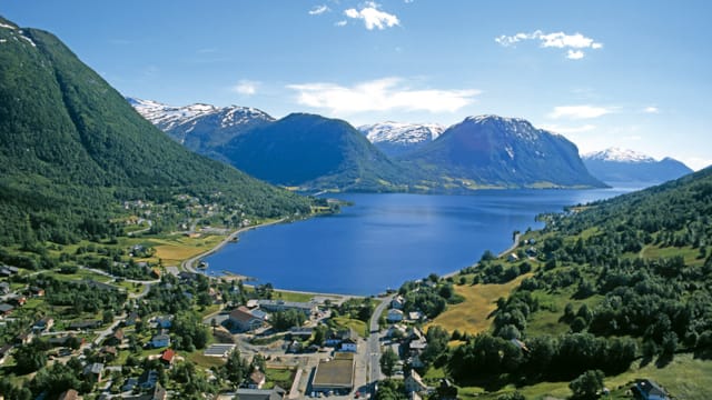 Utsikt over fjell og fjord i Jølster