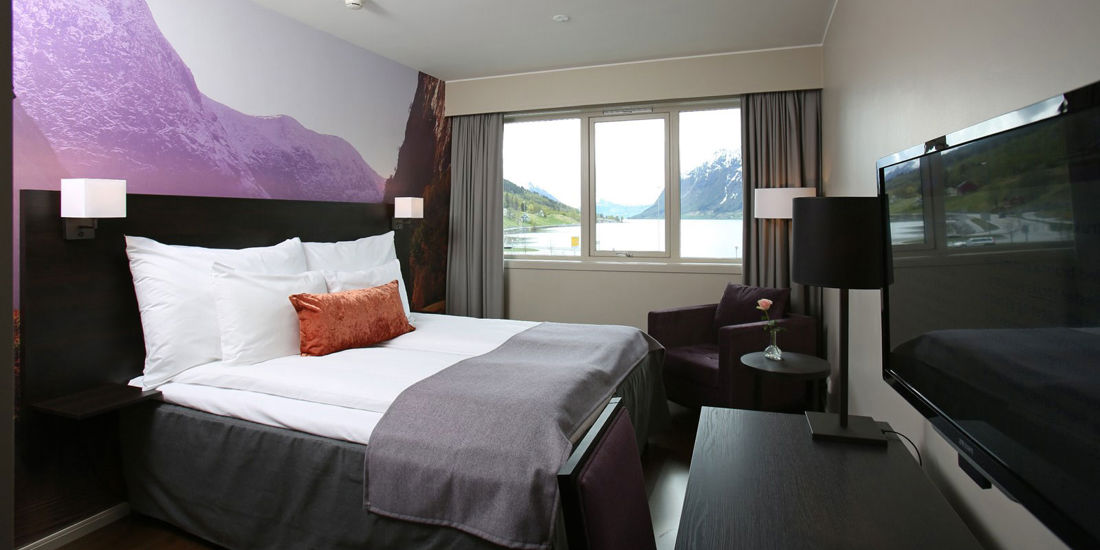Seng i dobbeltrom på Thon Hotel Jølster