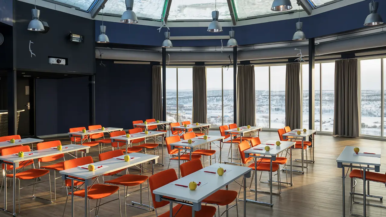 Konferansesal med klasseromsoppsett hos Thon Hotel Kautokeino.