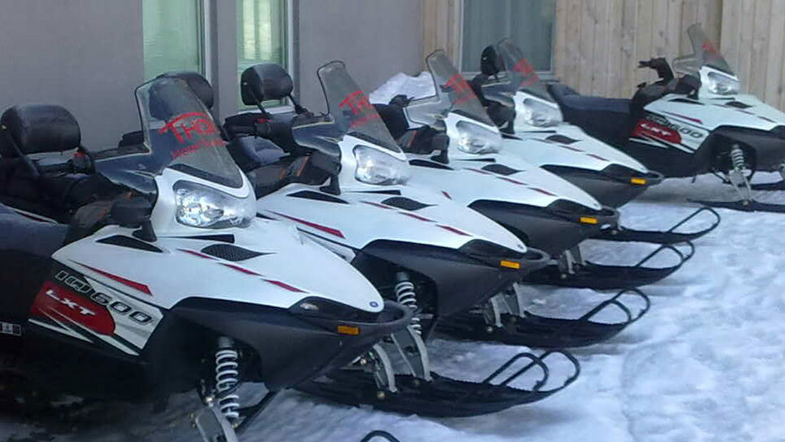 Snøscootere utenfor Thon Hotel Kautokeino