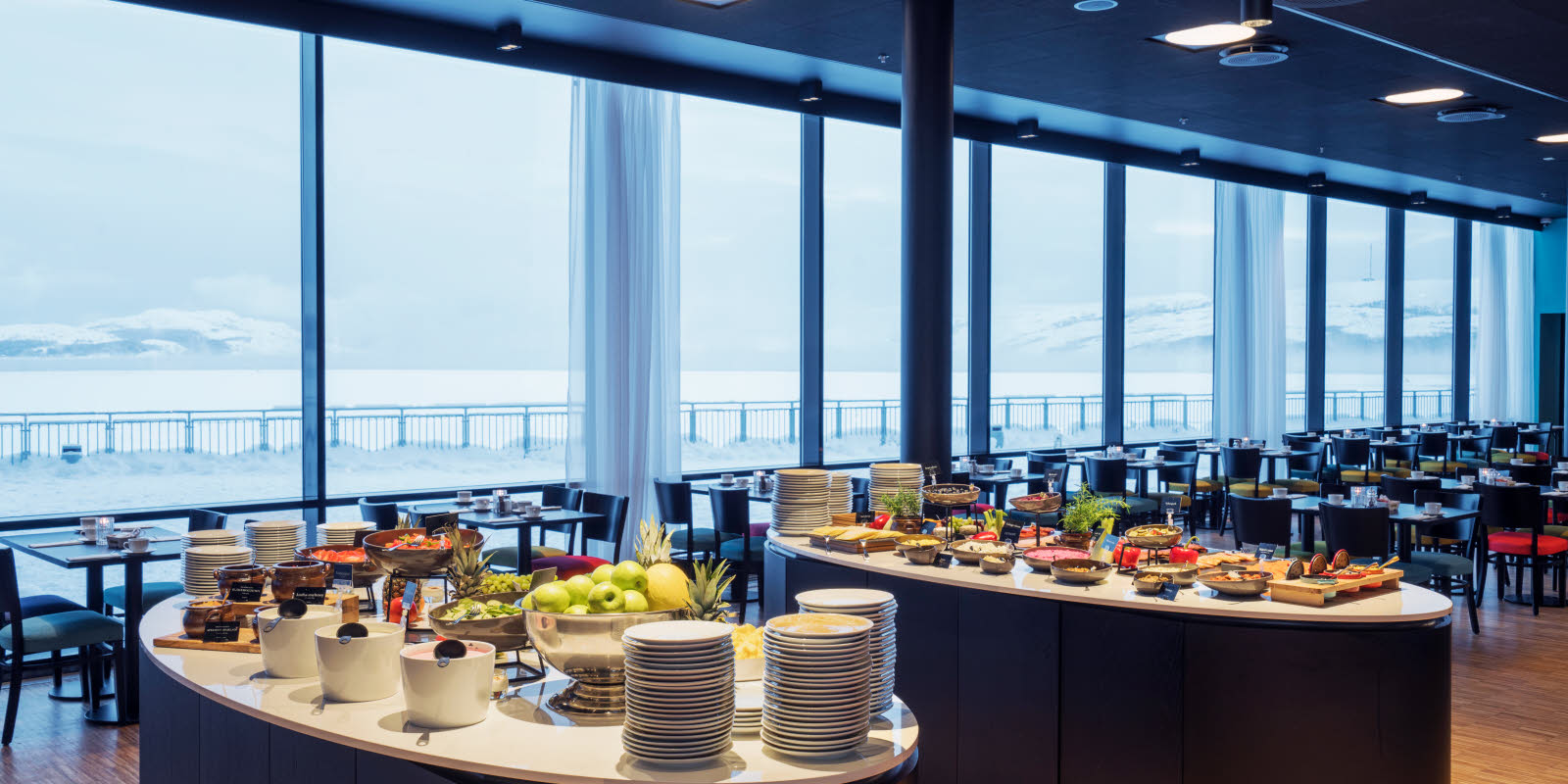Frokostbuffet med frisk frukt på benken på Thon Hotel Kirkenes ved kaia i Kirkenes sentrum