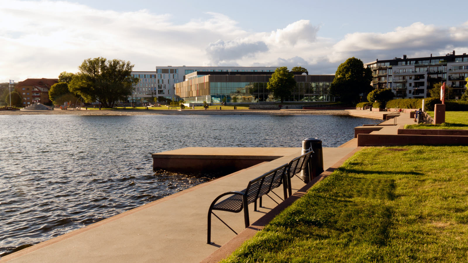 Sitteplasser langs vannet i Kristiansand.