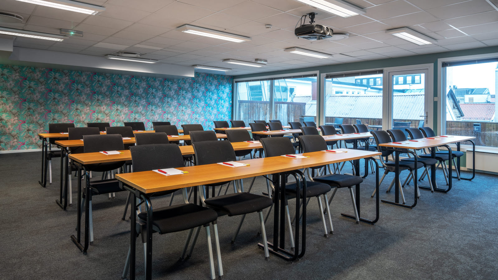 konferanserom tresse med u-bord oppsett