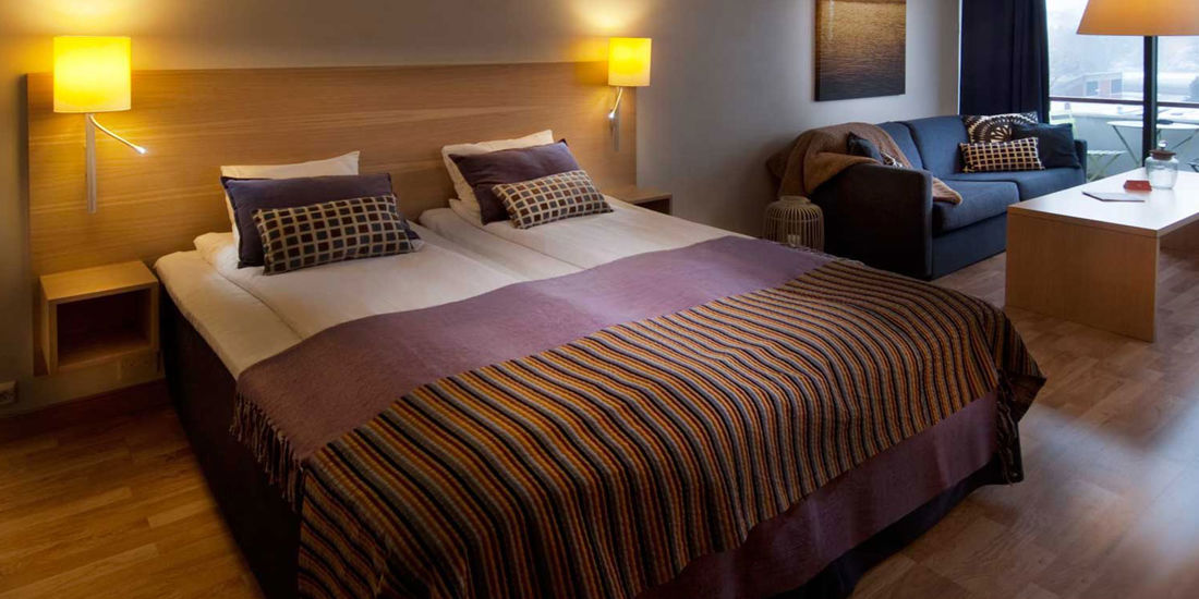Seng i superior rom på Thon Hotel Kristiansand