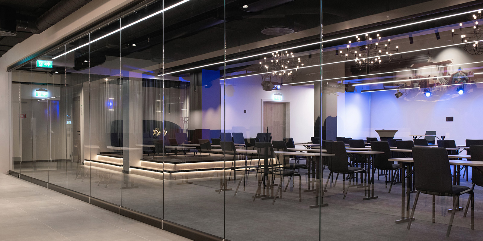 Konferanselokale i klasseromoppsett, sett fra korridoren på Hotel Norge i Kristiansand