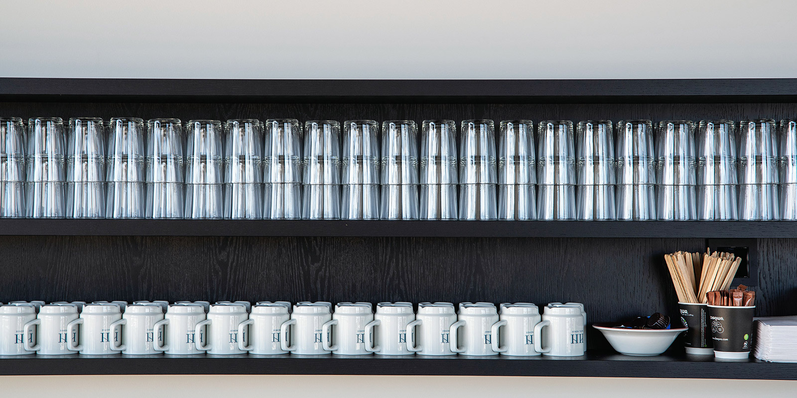 Kaffekopper og glass i pauseområdet i konferanseavdelingen på Hotel Norge i Kristiansand