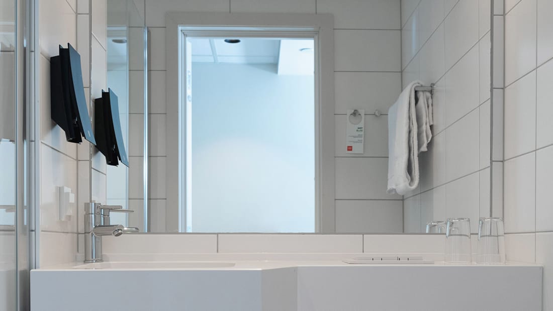 Vask med såpe på badet i standardrom på Hotel Norge
