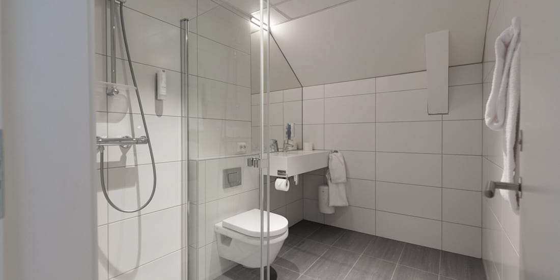 Dusj og toalett på badet i Erik Jørgensen suite på Hotel Parken i Kristiansand