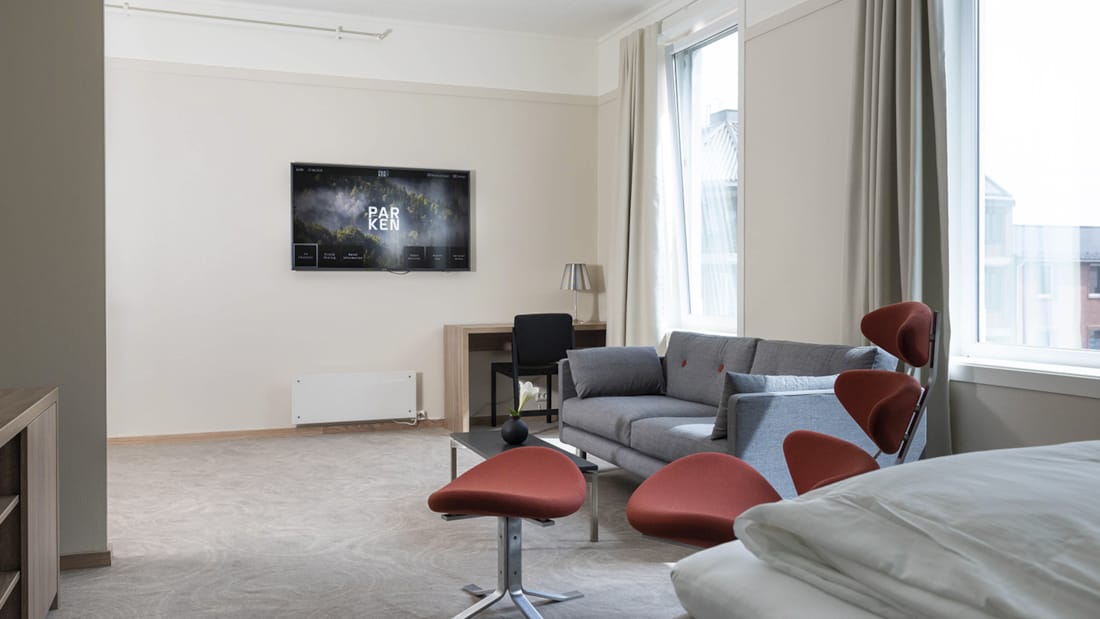 Sofagruppe og TV i suiten på Hotel Parken i Kristianand