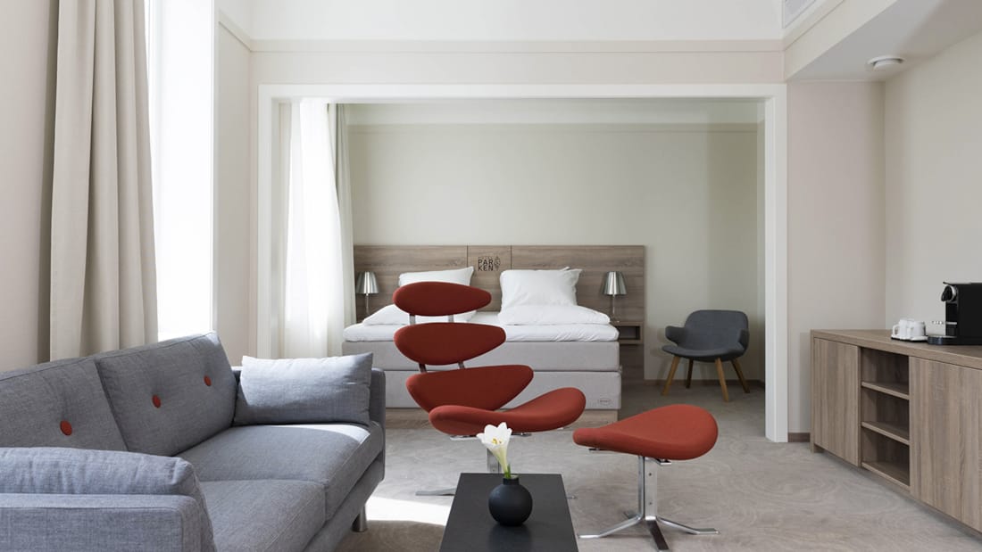 Sofagruppe og seng i suite på Hotel Parken i Kristiansand