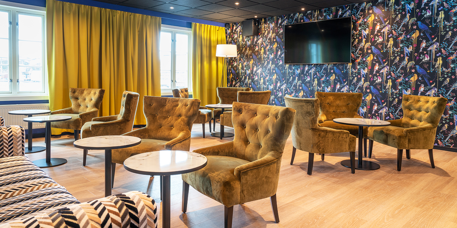 Pauseareale med stoler og bord i konferanseavdelingen på Thon Hotel Kristiansund