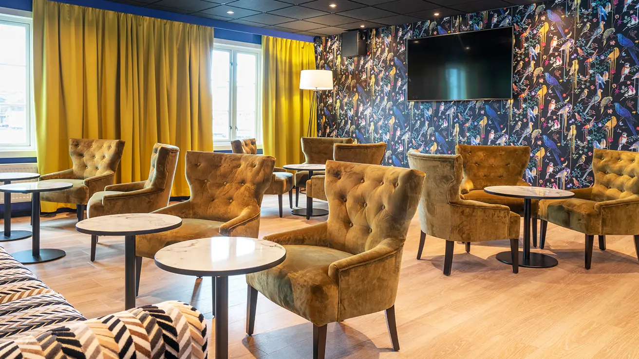 Pauseareale med stoler og bord i konferanseavdelingen på Thon Hotel Kristiansund