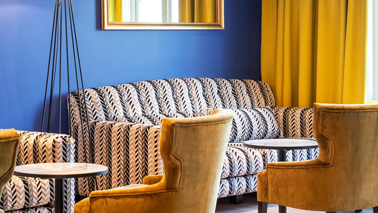 Pauseareale med stoler og bord i konferanseavdelingen på Thon Hotel Kristiansund