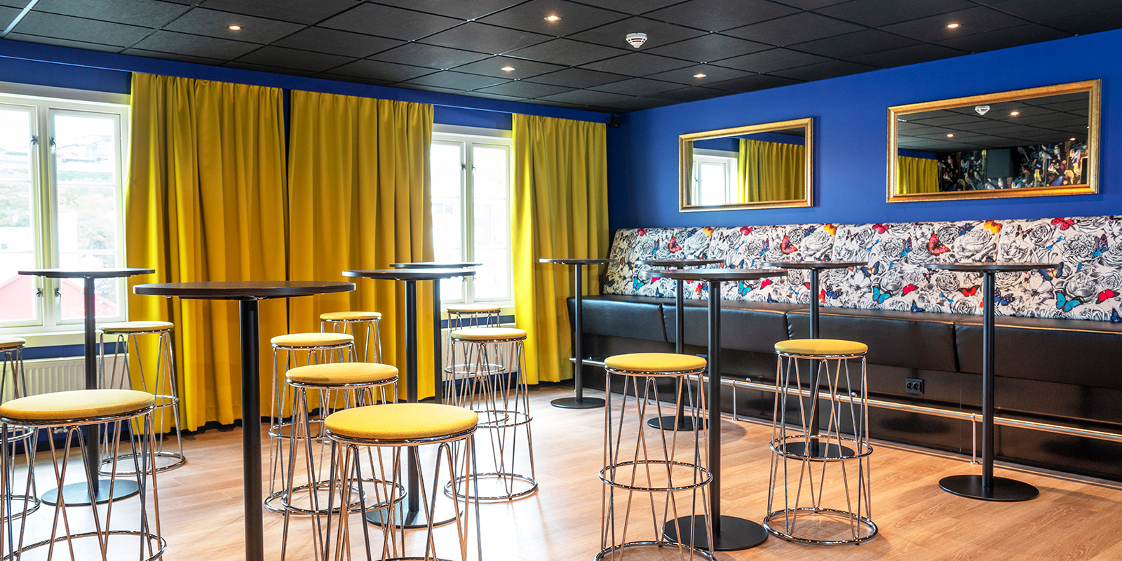 Pauseareale med stoler og bord i konferanseavdelingen på Thon Hotel Kristiansund