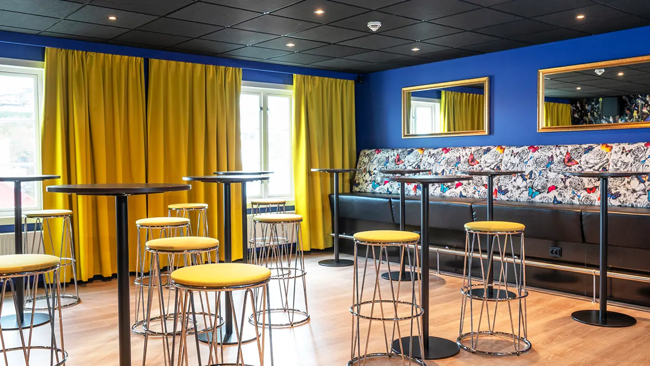Pauseareale med stoler og bord i konferanseavdelingen på Thon Hotel Kristiansund