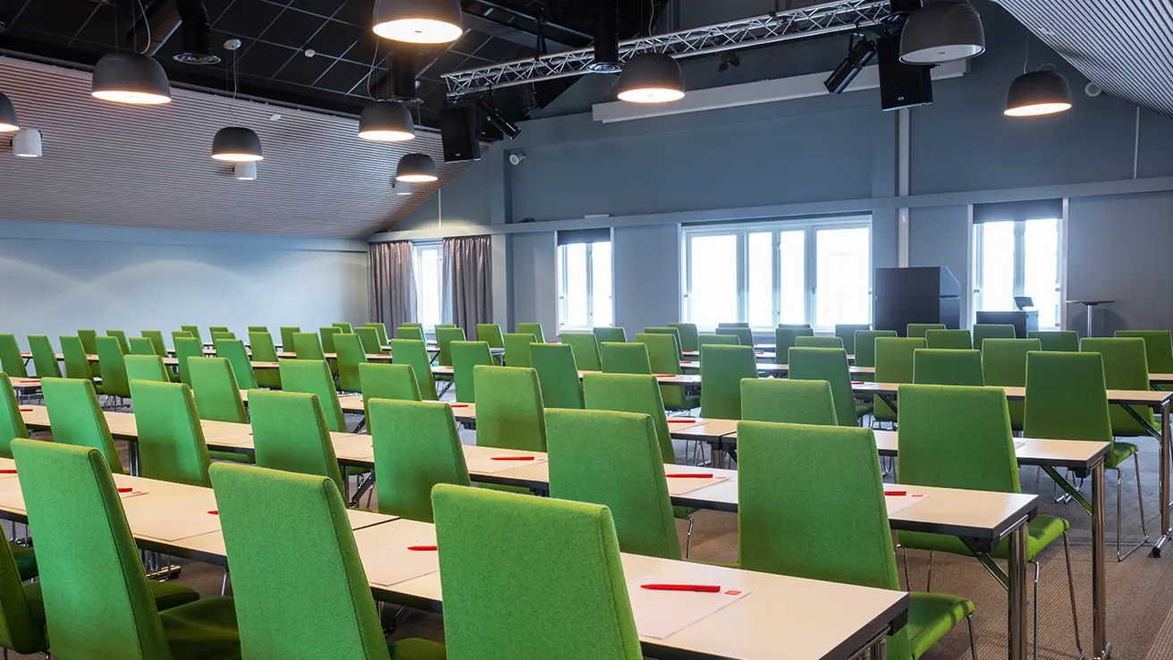 Den største konferansesalen på Thon Hotel Kristiansund med kinooppsett og stort lerret