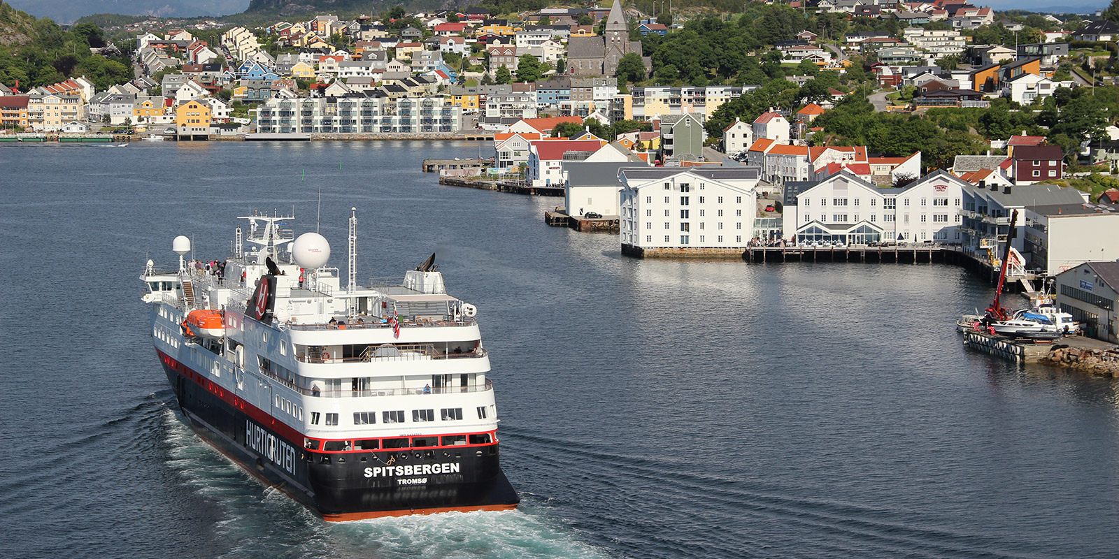Hurtigruten kjører forbi Thon Hotel Kristiansund.