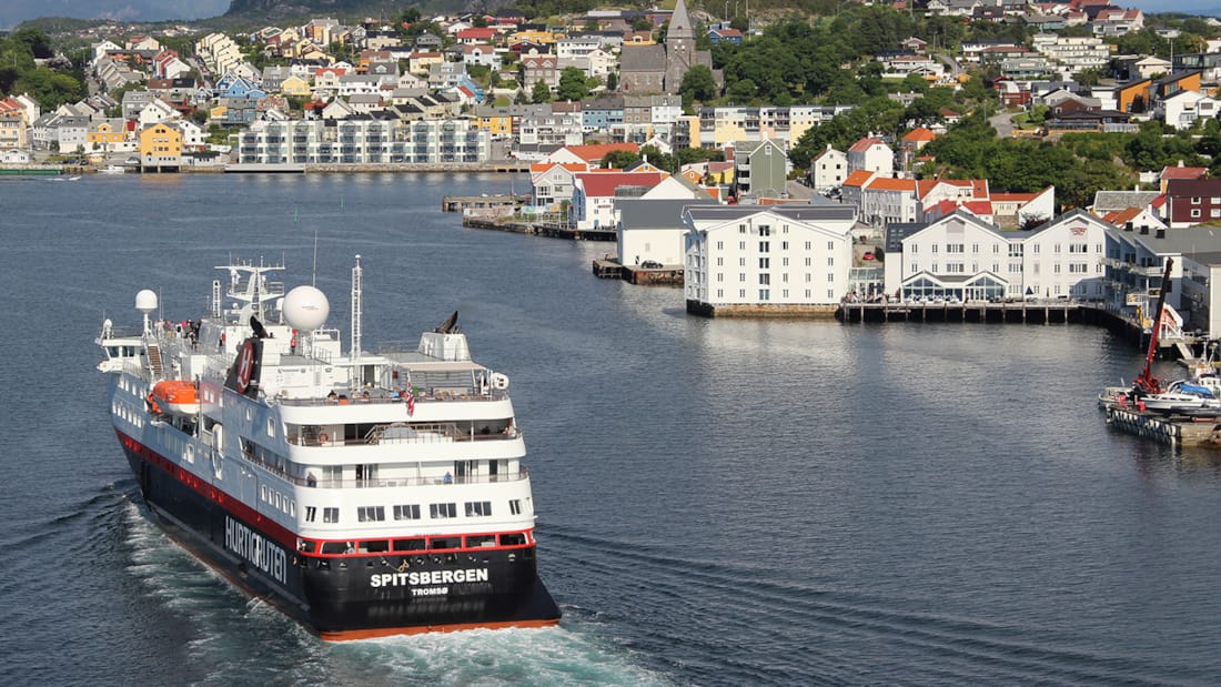 Hurtigruten kjører forbi Thon Hotel Kristiansund.