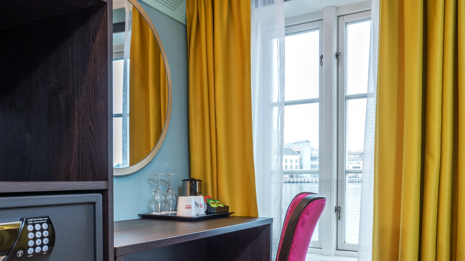 Standard room double Thon Hotel Kristiandsund skrivebord ved vindu