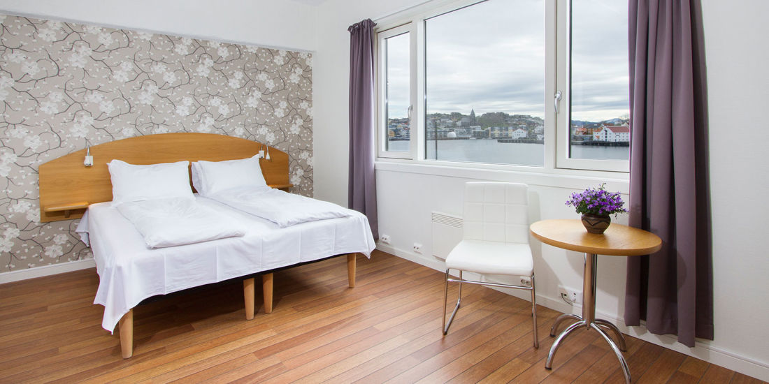 Seng i standard dobbeltrom på Thon Hotel Storgata.