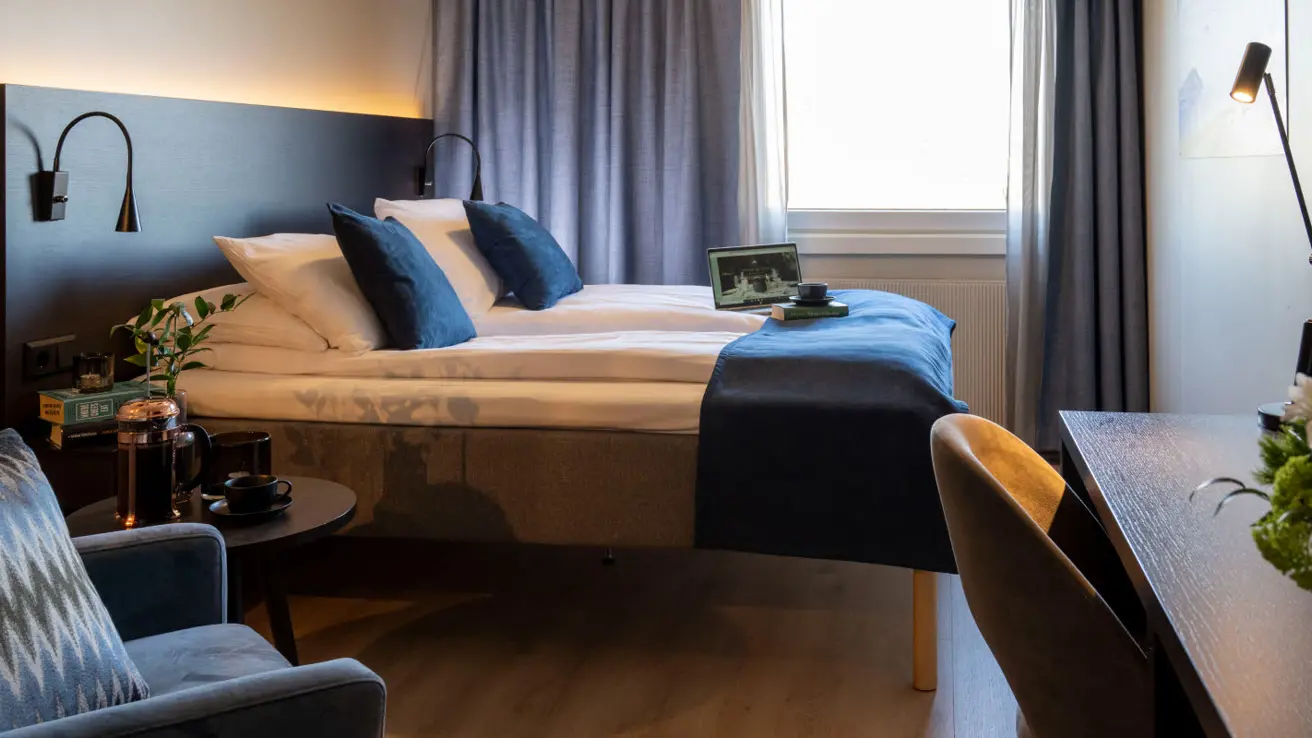 Seng i queenrom på Hotel Backlund