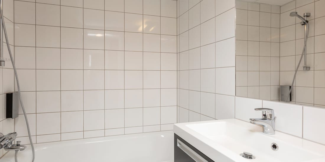 Vask og dusj med badekar i rom på Hotel Backlund