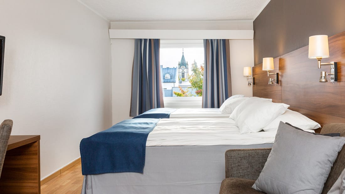 Seng i familierom på Hotel Backlund i Levanger