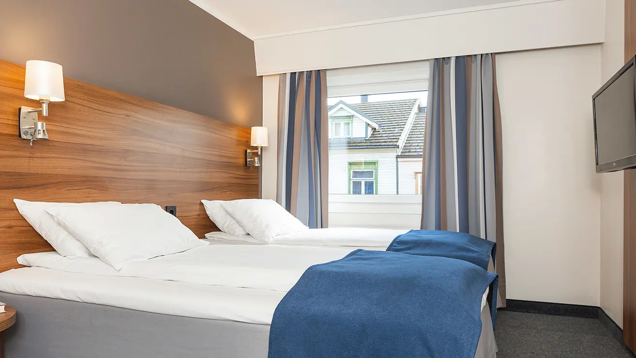 Seng i twinrom på Hotel Backlund