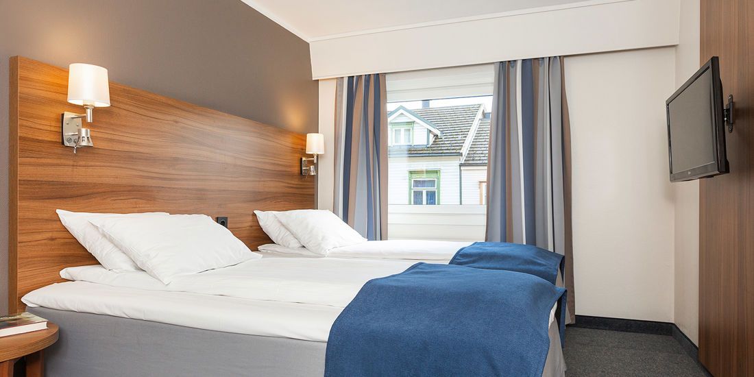 Seng i twinrom på Thon Hotel Backlund