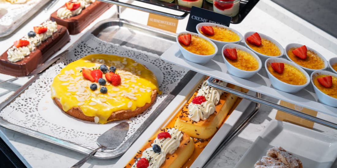 Dessertbord med kaker, karamellpudding og panakotta på lunsjbuffet hos Thon Hotel Arena i Lillestrøm 