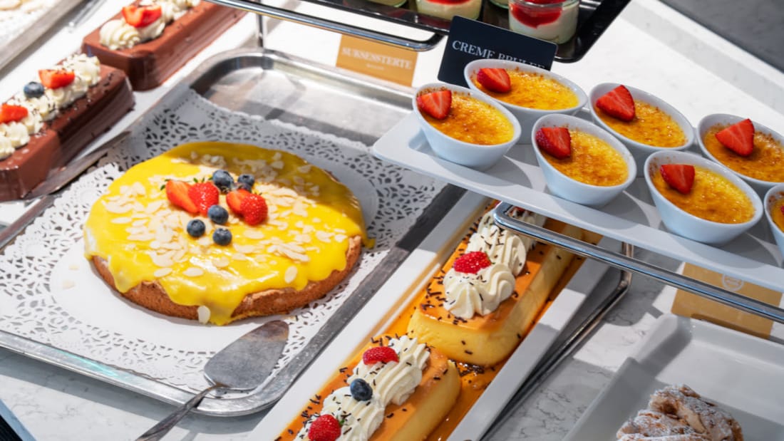 Dessertbord med kaker, karamellpudding og panakotta på lunsjbuffet hos Thon Hotel Arena i Lillestrøm 
