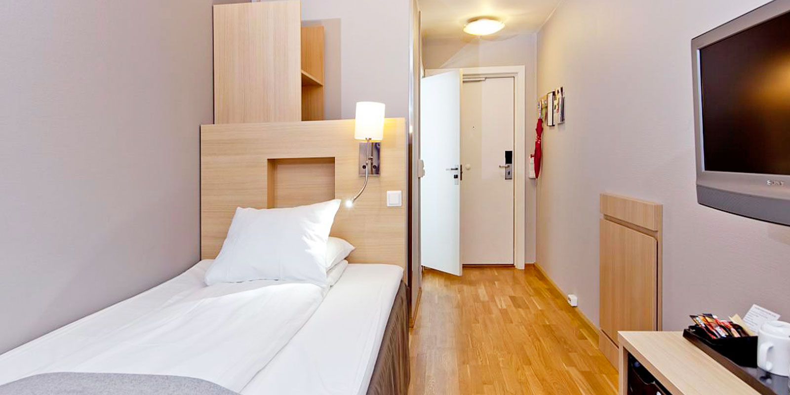 standard room single enkeltseng og arbeidsbord