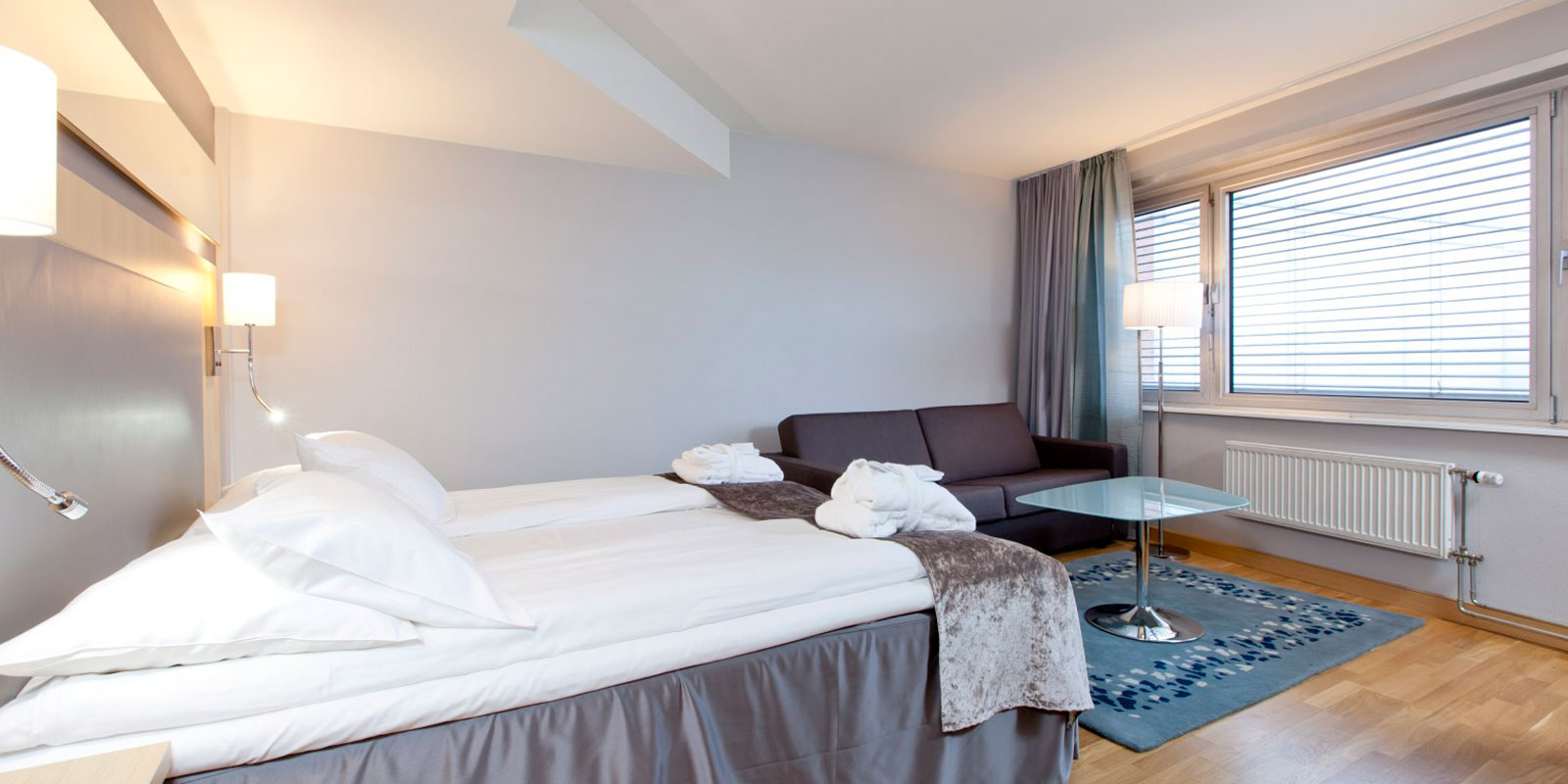 superior room ekstra stor seng og romslighet med egen sofagruppe