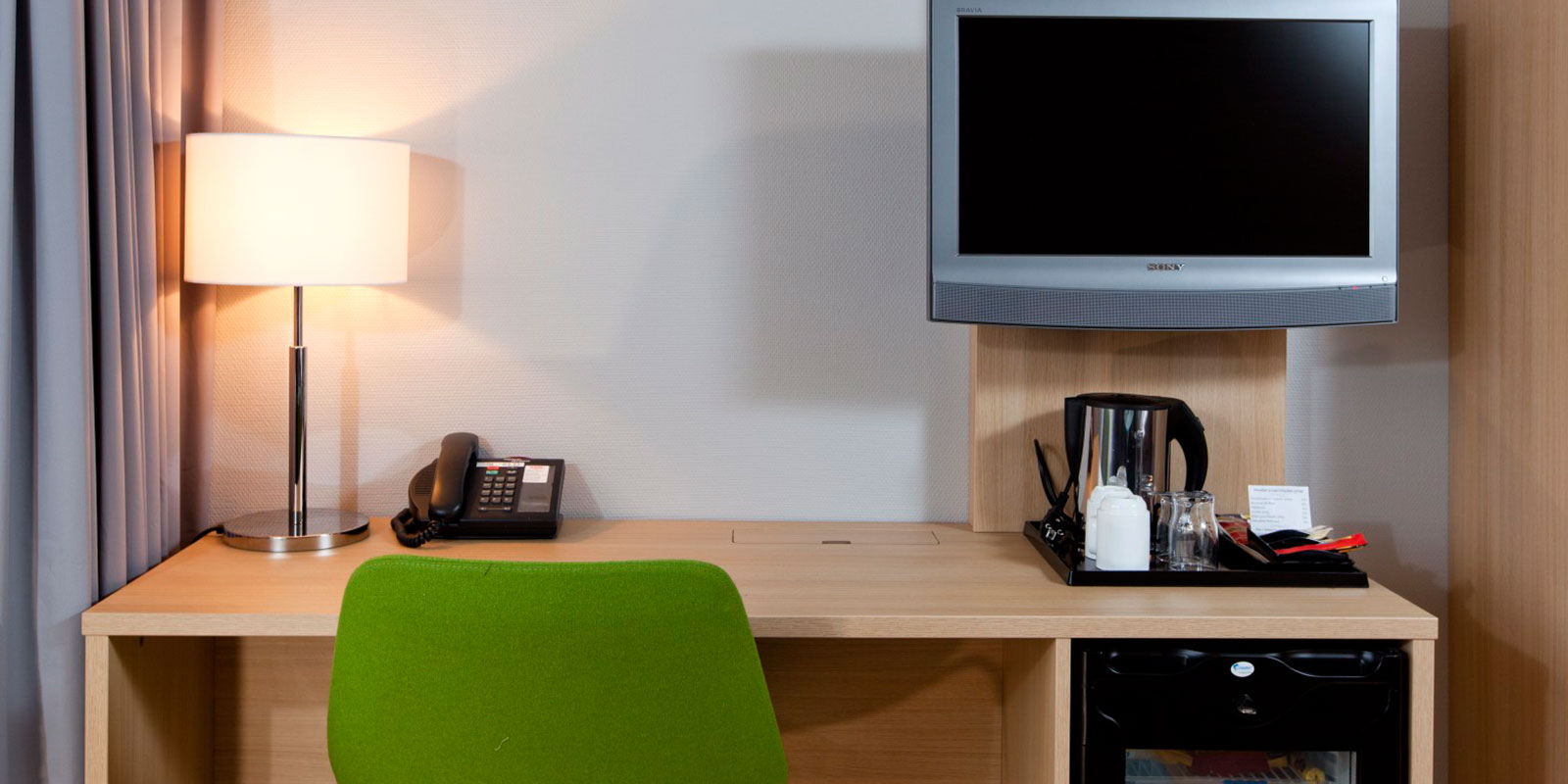 superior room skrivebord og tv, minibar, te og kaffe