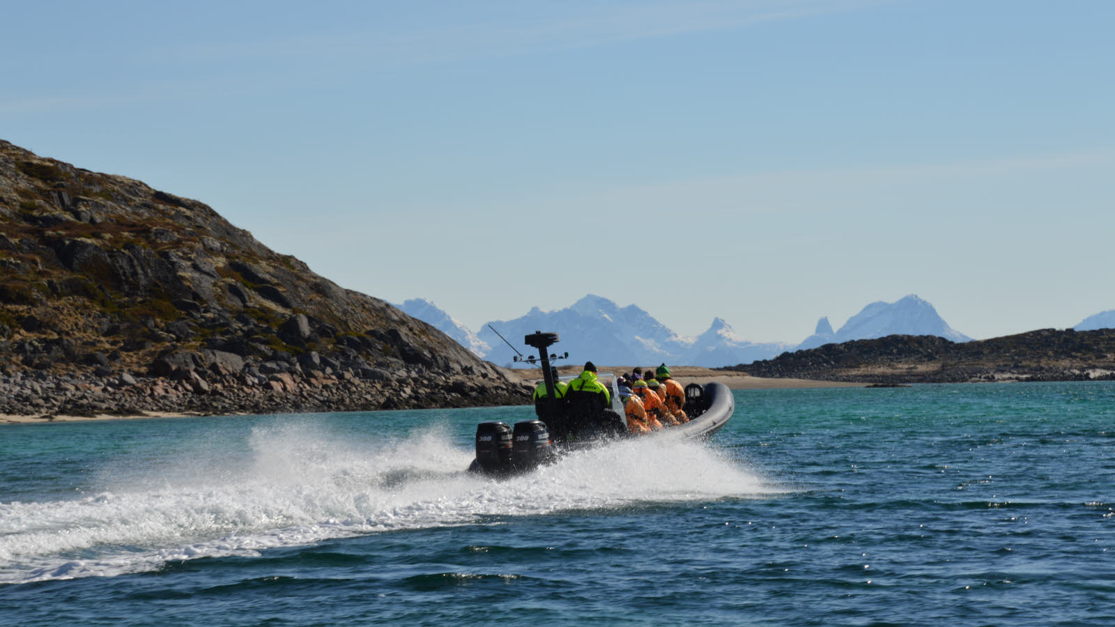 En rib på vei ut på fjorden.