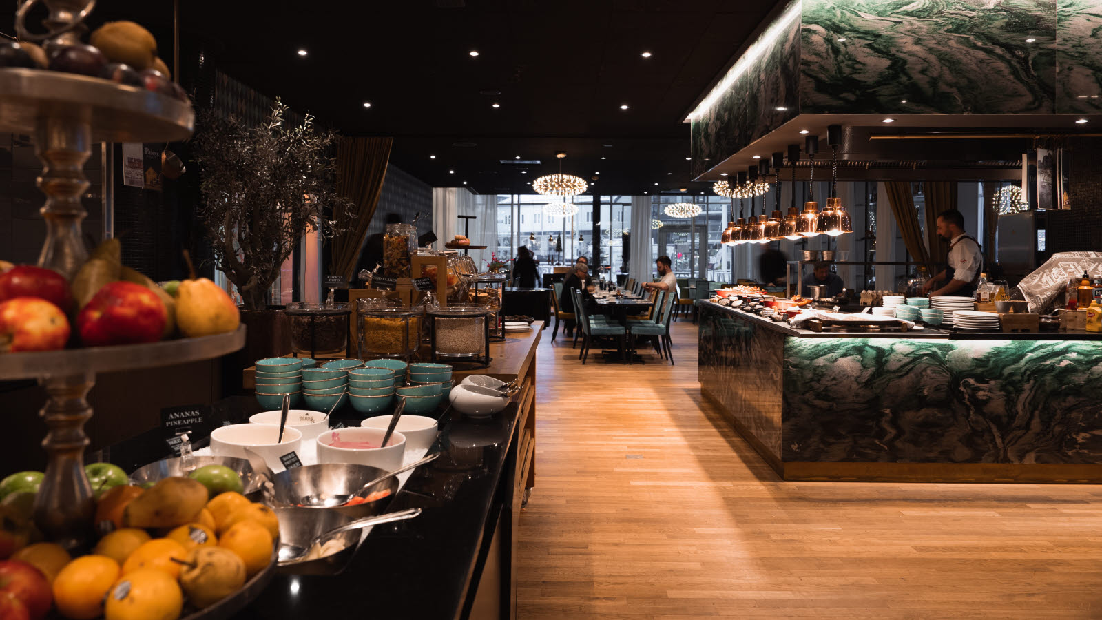 Dekket langbord i restaurant med panoramautsikt til vakkert vinterlandskap i Svolvær. 