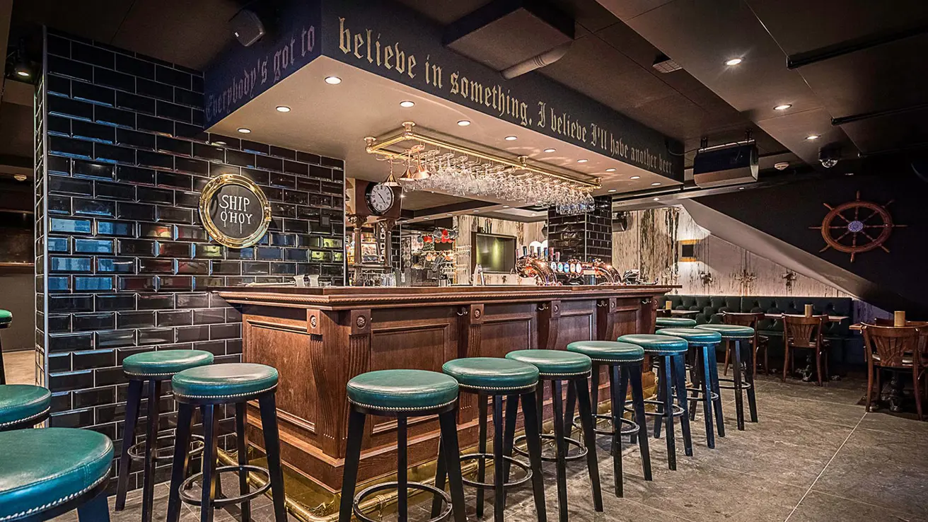 Bar med barstoler på Styrhuset Pub på Thon Hotel Lofoten i Svolvær